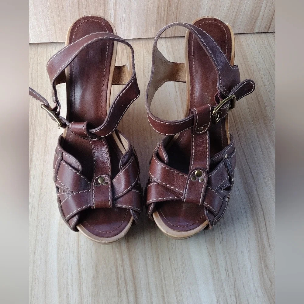 Frye Women’s June T Straps Brown Leather Wooden Wedge Sandals Size 7.5